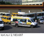 Стоянка маршруток и автобусов около метро "Выхино". Москва (2010 год). Редакционное фото, фотограф lana1501 / Фотобанк Лори