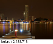 Ночной вид пристань и на отель Swiss Hotel в Сингапуре (2010 год). Редакционное фото, фотограф SevenOne / Фотобанк Лори