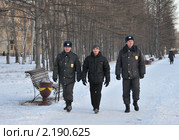 Милиционеры ППС патрулируют улицу с дружинником (2010 год). Редакционное фото, фотограф Free Wind / Фотобанк Лори