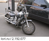Мотоцикл Ямаха на тротуаре. (Yamaha) (2010 год). Редакционное фото, фотограф Алёшина Оксана / Фотобанк Лори