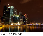 Ночной вид на Marina bay и небоскребы в Сингапуре (2010 год). Редакционное фото, фотограф SevenOne / Фотобанк Лори
