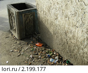 Мусор на остановке (2010 год). Редакционное фото, фотограф Людмила Банникова / Фотобанк Лори