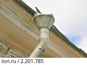 Водосточная труба и крыша старого дома в центре Москвы. Фрагмент (2010 год). Стоковое фото, фотограф Алёшина Оксана / Фотобанк Лори