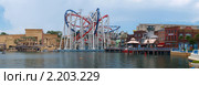 Панорама парка развлечений Universal Studios Singapore, американские горки (2010 год). Редакционное фото, фотограф SevenOne / Фотобанк Лори