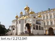 Группа иностранных туристов на ступенях Благовещенского собора Московского Кремля (2010 год). Стоковое фото, фотограф Ольга Липунова / Фотобанк Лори