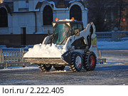 Трактор чистит снег около храма Христа Спасителя (2010 год). Редакционное фото, фотограф lana1501 / Фотобанк Лори