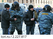 ОМОН. Проверка паспортного режима (2010 год). Редакционное фото, фотограф Александр Тарасенков / Фотобанк Лори