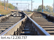 Железнодорожные пути расходятся и убегают вдаль. Стоковое фото, фотограф Алексей Баринов / Фотобанк Лори