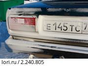 Заиндевелый автомобильный госномер (2010 год). Редакционное фото, фотограф Анатолий Матвейчук / Фотобанк Лори