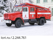 Пожарная машина во дворе, зима (2010 год). Редакционное фото, фотограф Наталия Шевченко / Фотобанк Лори