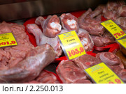 Витрина магазина с мясной продукцией (2010 год). Редакционное фото, фотограф Сергей Лаврентьев / Фотобанк Лори