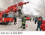Подсоединение пожарного рукава к стреле пожарного крана "Liebherr" (2010 год). Редакционное фото, фотограф Алёшина Оксана / Фотобанк Лори