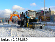 Москва. Трактор расчищает дорогу около "Измайловского вернисажа" (2010 год). Редакционное фото, фотограф lana1501 / Фотобанк Лори