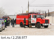 Пожарная автоцистерна ЗиЛ-433362 на вызове (2010 год). Редакционное фото, фотограф Алёшина Оксана / Фотобанк Лори