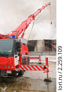 Подъем стрелы пожарного крана "Liebherr". Фрагмент (2010 год). Редакционное фото, фотограф Алёшина Оксана / Фотобанк Лори