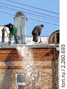 Работники коммунальных служб сбрасывают с крыши дома снег (2011 год). Стоковое фото, фотограф Михаил Иванов / Фотобанк Лори