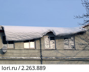 Снежный навес, опасно свисающий с крыши. Стоковое фото, фотограф Ирина Борсученко / Фотобанк Лори