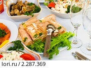 Вкусные рулетики на праздничном столе. Стоковое фото, фотограф Кекяляйнен Андрей / Фотобанк Лори