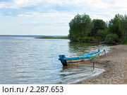Лодка у берега озера. Стоковое фото, фотограф Юрий Брыкайло / Фотобанк Лори