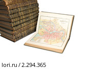 Стопка старых книг издания 1900г издания и план С.Петербурга 19в. на развороте одной из них. Стоковое фото, фотограф Наталья Волкова / Фотобанк Лори