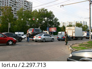 Нарушение ПДД - переход дороги в неположенном месте (2010 год). Редакционное фото, фотограф Щеголева Ольга / Фотобанк Лори