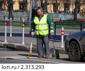 Дворник убирает мусор (2010 год). Редакционное фото, фотограф lana1501 / Фотобанк Лори