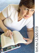 Женщина читает книгу (2009 год). Редакционное фото, фотограф NataMint / Фотобанк Лори