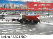 Москва. Грузовая машина распыляет антигололедные реагенты на Васильеском спуске (2011 год). Редакционное фото, фотограф lana1501 / Фотобанк Лори