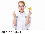 Женщина в медицинском халате демонстрирует тест на беременность и презерватив. Стоковое фото, фотограф Raev Denis / Фотобанк Лори