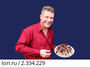 Радостный мужчина с тортом в руке. Стоковое фото, фотограф Alechandro / Фотобанк Лори