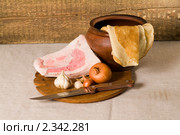 Посуда и продукты на деревянном фоне. Стоковое фото, фотограф Владимир Фаевцов / Фотобанк Лори