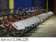 Стоянка городских велосипедов на улице вечерней Барселоны (2010 год). Редакционное фото, фотограф Наталья Чуб / Фотобанк Лори