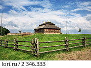 Деревянный дом на холме. Стоковое фото, фотограф Петр Малышев / Фотобанк Лори