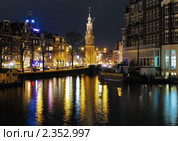 Вечерний вид на Монетную башню (Munttoren) с реки Амстел в Амстердаме, Нидерланды (2011 год). Редакционное фото, фотограф Михаил Марковский / Фотобанк Лори