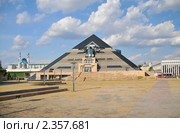Казань. Кремль и Культурно Развлекательный Комплекс  "Пирамида" (2009 год). Редакционное фото, фотограф Pukhov K / Фотобанк Лори