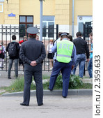 ДПС патрулирует возле школы на 1 сентября (2010 год). Редакционное фото, фотограф Alechandro / Фотобанк Лори