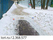 Неудачная попытка очистить тротуар от снега и наледи (2010 год). Стоковое фото, фотограф Алёшина Оксана / Фотобанк Лори