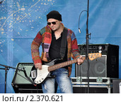 Бас-гитарист группы "Конец фильма" Ренат Ахмадиев (2011 год). Редакционное фото, фотограф Анна Мартынова / Фотобанк Лори