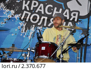 За ударной установкой Сергей Прокофьев, "Приключения Электроников" (2011 год). Редакционное фото, фотограф Анна Мартынова / Фотобанк Лори