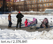 Две мамы с детьми на прогулке зимой. Редакционное фото, фотограф Володина Ольга / Фотобанк Лори