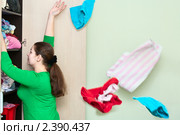 Женщина наводит порядок в шкафу. Стоковое фото, фотограф Кекяляйнен Андрей / Фотобанк Лори
