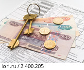 Квитанция на жилищно-коммунальные услуги с деньгами (2011 год). Редакционное фото, фотограф Алексей Пантелеев / Фотобанк Лори