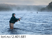 Рыбак-нахлыстовик на северной реке ловит рыбу (2010 год). Редакционное фото, фотограф Михаил Иванов / Фотобанк Лори