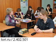 Учитель старших классов беседует с учениками (2011 год). Редакционное фото, фотограф Вячеслав Палес / Фотобанк Лори