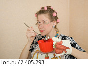 Женщина с красным ковшиком и половником (2011 год). Редакционное фото, фотограф Михаил Ворожцов / Фотобанк Лори