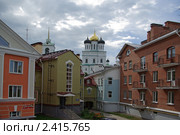Троицкий собор над крышами домов, Псков, Россия (2010 год). Редакционное фото, фотограф Юлия Белоусова / Фотобанк Лори
