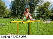 Спорт на улице. Девушка выполняет упражнения на параллельных брусьях. Стоковое фото, фотограф Олег Тыщенко / Фотобанк Лори