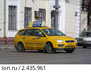 Новое желтое такси. Москва. Первомайская улица (2011 год). Редакционное фото, фотограф lana1501 / Фотобанк Лори