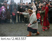 Участники военно-исторического клуба стреляют из пистоли (2011 год). Редакционное фото, фотограф Виктор Филиппович Погонцев / Фотобанк Лори