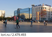 Подростки катаются на скейтах на площади Ленина, город Хабаровск, Дальний восток (2010 год). Редакционное фото, фотограф Наталья Чуб / Фотобанк Лори